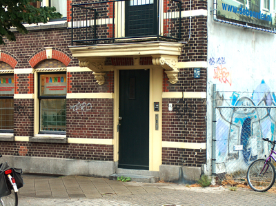 820368 Gezicht op de voormalige winkelpui van het pand Burgemeester Reigerstraat 8 ( Rainbow - Kinderschoenen) te ...